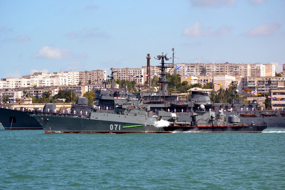 크림반도 세바스토폴항에 정박한 러시아 흑해함대 함정들[러시아 국방부 제공]