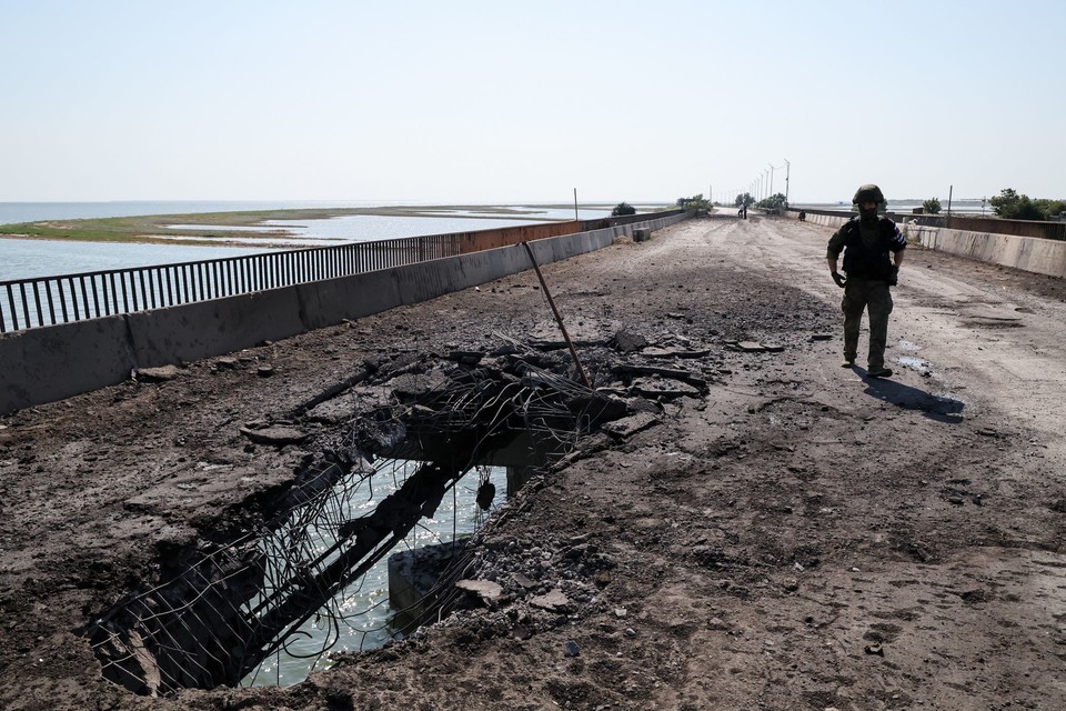 우크라이나군이 쏜 장거리 공대지미사일 '스톰섀도'에 파괴된 우크라이나 남부 헤르손주 '촌하르' 다리 모습[WSJ 캡처]