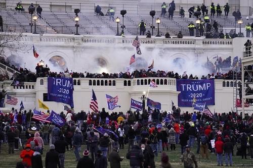 작년 1월 6일 트럼프 지지자들의 미 의회 난입 장면[AP 연합뉴스 자료사진