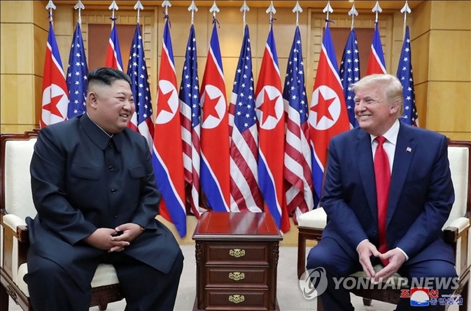 2019년 6월 30일 김정은 북한 국무위원장과 도널드 트럼프 미국 대통령이 판문점에서 회동한 사진[조선중앙통신=연합뉴스]
