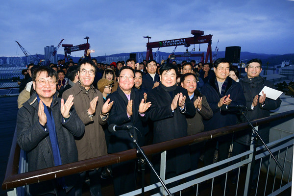 HD현대 권오갑 회장(앞줄 왼쪽에서 네 번째) 등 임원들이 해맞이를 하는 모습.(사진=HD현대)