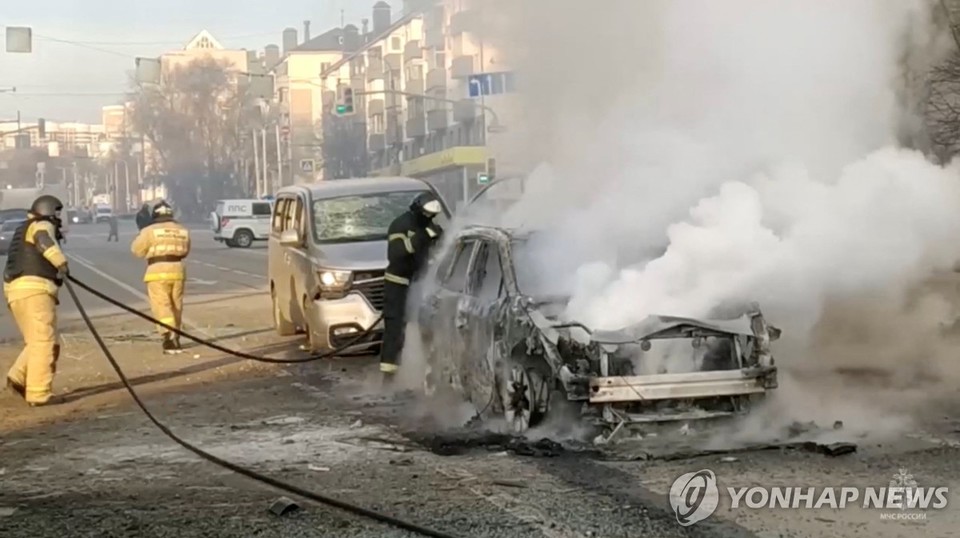 30일(현지시간) 러시아 서부 벨고로드에서 우크라이나군의 포격을 맞은 차량에 화재가 발생, 소방대원들이 이를 진화하고 있다[로이터=연합뉴스]