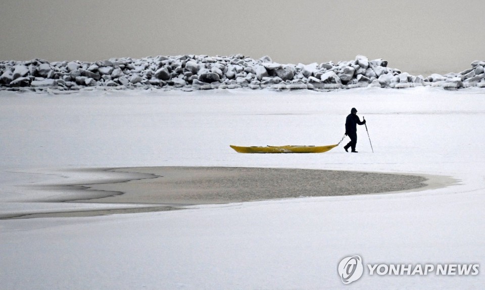 2일(현지시간) 핀란드 헬싱키 인근 바닷물이 한파로 얼어붙은 모습[AFP=연합뉴스]