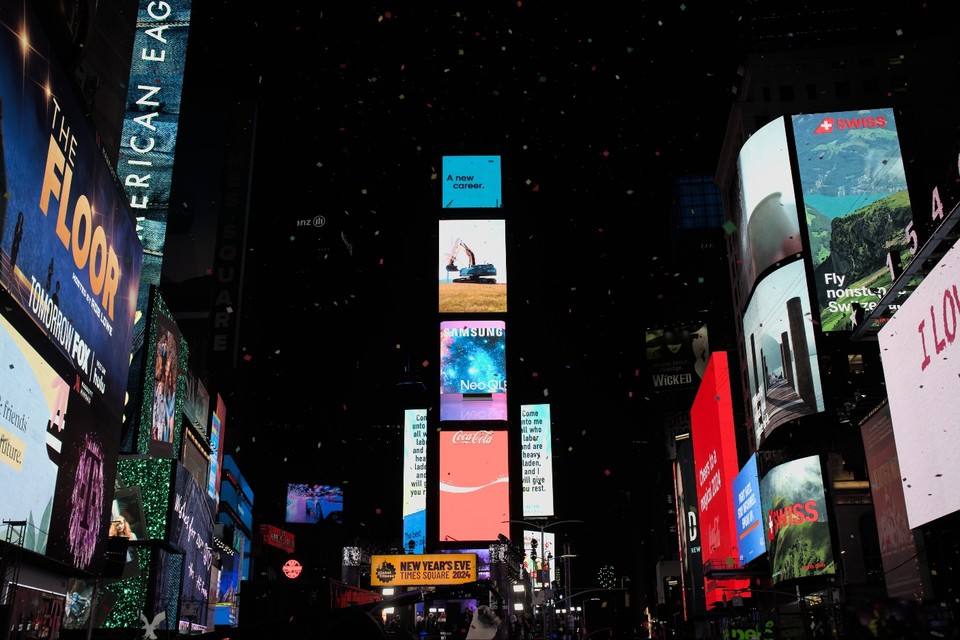 1일(월) 미국 뉴욕의 세계적인 신년맞이 행사 ‘2024 타임스퀘어 볼 드롭’에서 건물 전광판에 HD현대의 건설기계 브랜드인 ‘디벨론’ 홍보영상이 송출되고 있다..(사진=HD현대)