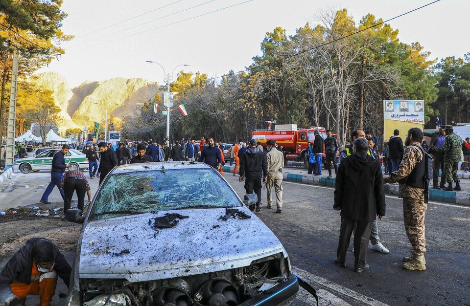 3일 발생한 두 건의 폭발사건 현장에 출동한 경찰과 구급대원들[AFP/게티이미지 제공]