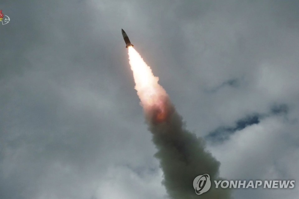 북한의 단거리 탄도 미사일 비행 모습[연합뉴스 자료 사진]