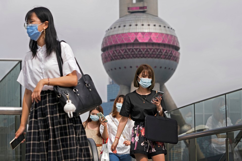 상하이 푸둥 금융지구로 출근하는 중국 여성들[AP 캡처]