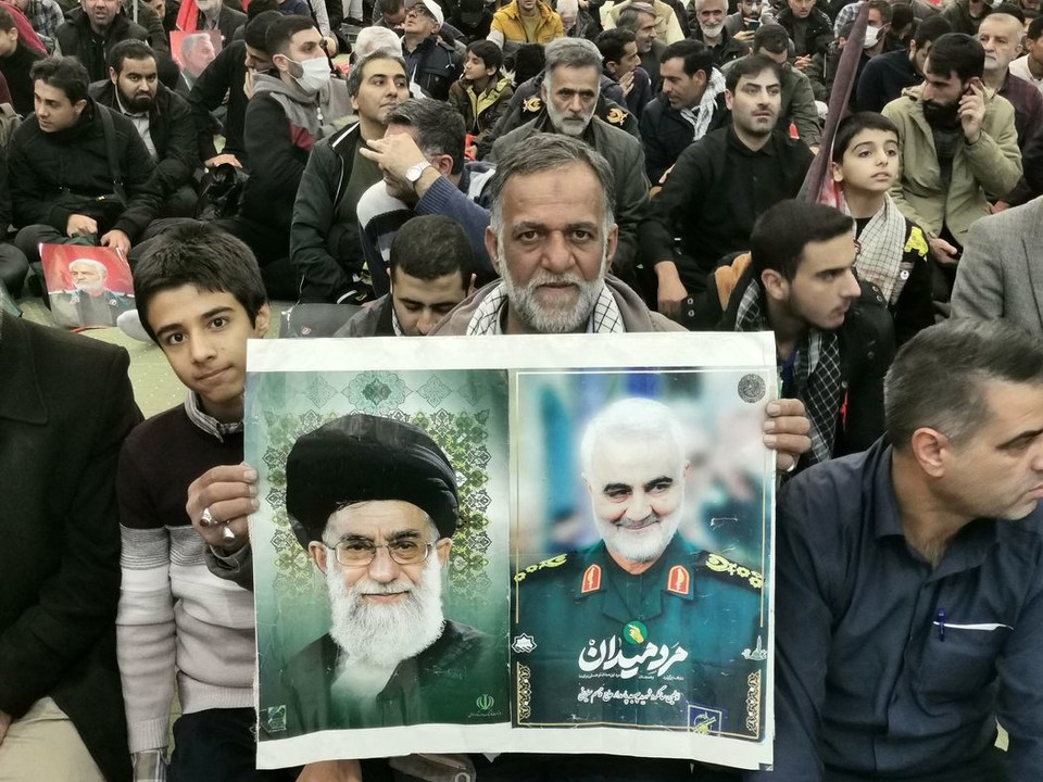 이란 최고지도자 아야톨라 알리 하메니와 가셈 솔레이마니 사진을 든 지지자[게티이미지 제공]