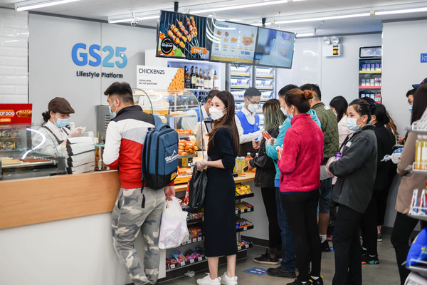 몽골 GS25 1호점인 초이진점에서 고객들이 줄을 서 있다. / 사진제공=GS25