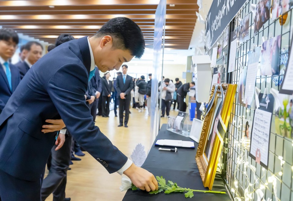 신천지 광주교회 이정우 지파장 및 중진들이 지난 7일 예배 전 故 구지인씨 6주기를 추모하고 있다. (제공: 신천지 베드로지파 광주교회)