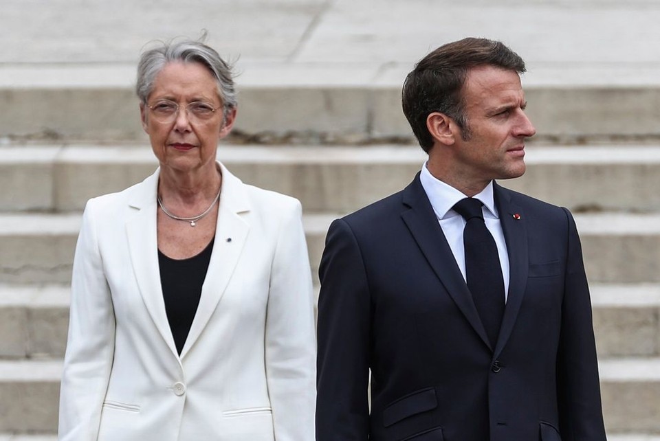 엘리자베트 보른 총리(왼쪽)와 에마뉘엘 마크롱 프랑스 대통령[AP 캡처]