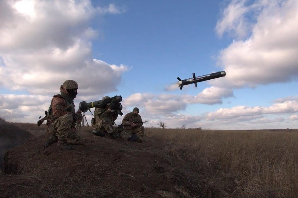 러시아군을 향해 재블린 대전차미사일을 발사하는 우크라이나군[AFP 통신 캡처]