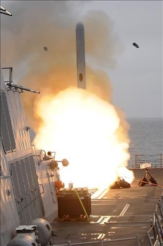 함정에서 발사되는 미 해군의 토마호크 순항미사일[위키미디어커먼스 제공]