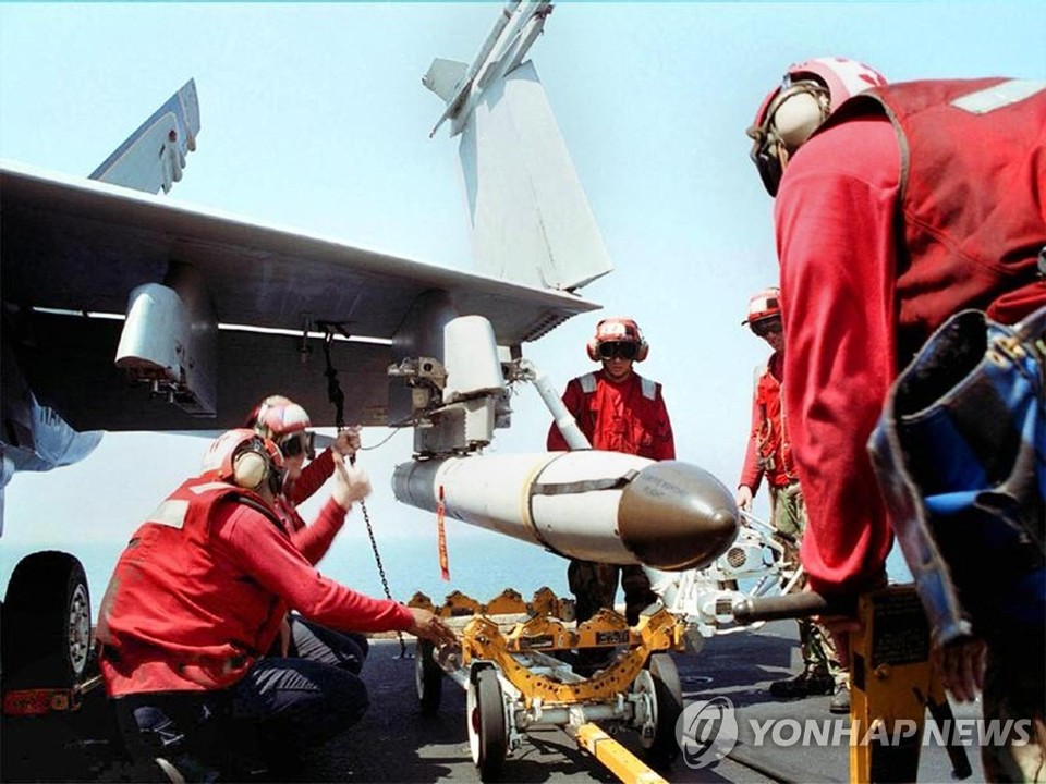 2001년 걸프전 당시 HARM 대레이더 미사일을 장착하는 미 해군 전투기[AFP=연합뉴스 자료 사진]