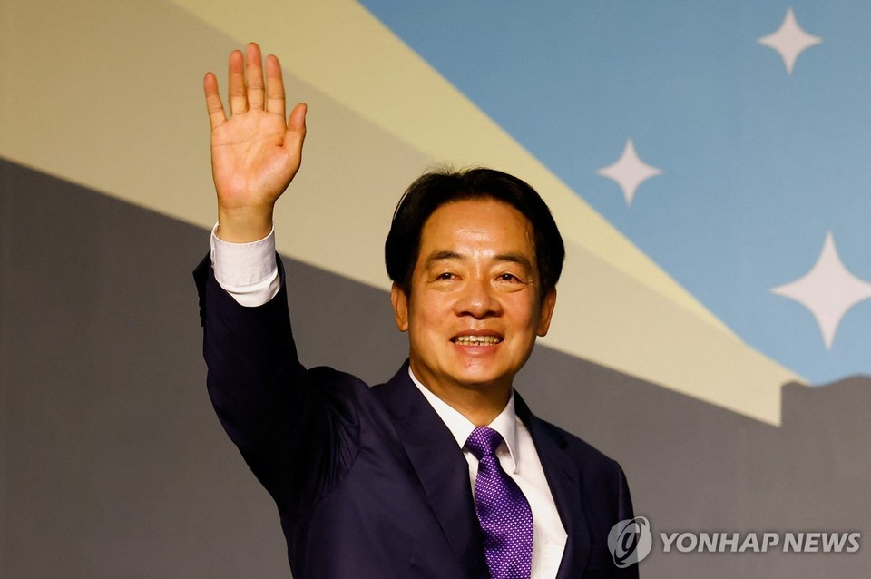 13일 대만 총통 선거에서 승리한 집권 민진당 라이칭더 후보가 지지자들에게 손을 흔들고 있다[로이터=연합뉴스]