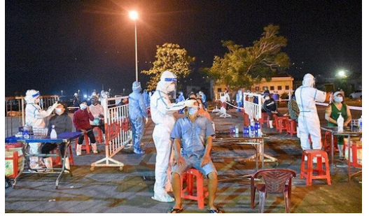   베트남 다낭에서 코로나 검사를 진행하고 있다[연합뉴스 자료 사진]