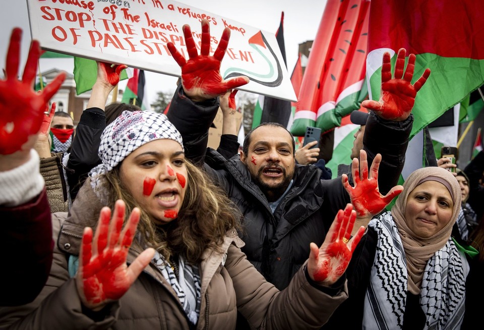 네덜란드 헤이그의 국제사법재판소 앞에서 이스라엘 규탄시위를 하는 사람들[WSJ 캡처]