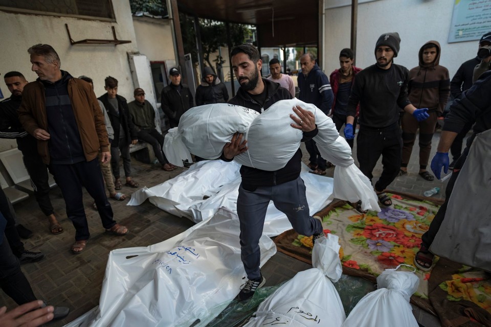 이스라엘의 공습으로 숨진 친척의 시신을 옮기는 팔레스타인 거주민들[AP 캡처]