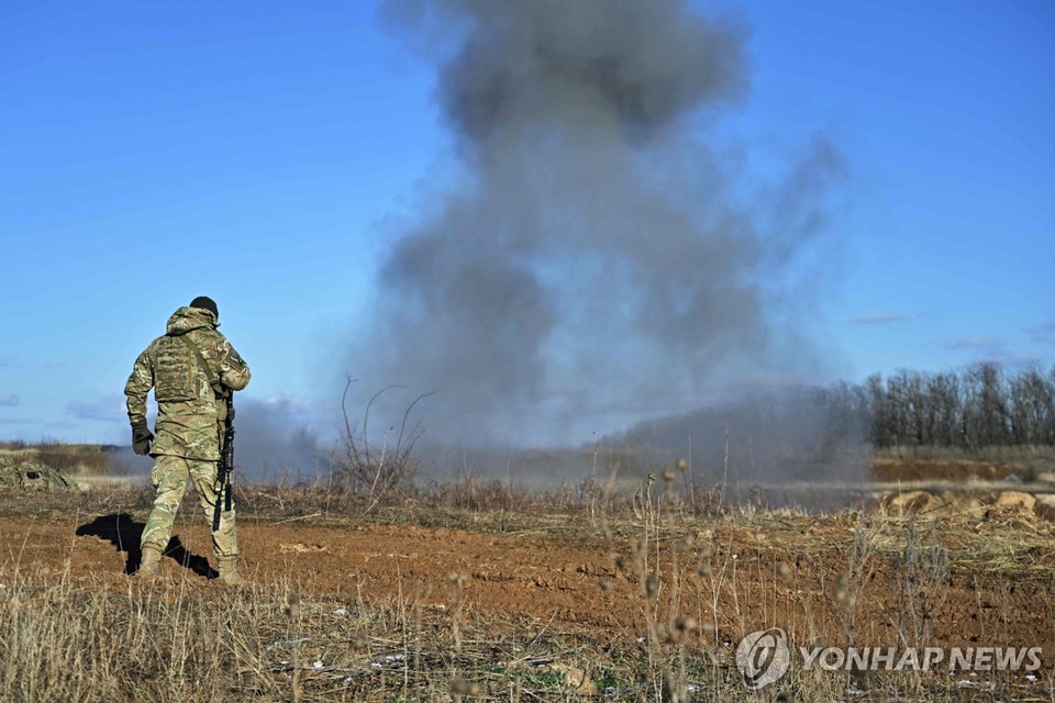 우크라이나군 진지에 연기가 피어오르는 모습[AFP=연합뉴스]
