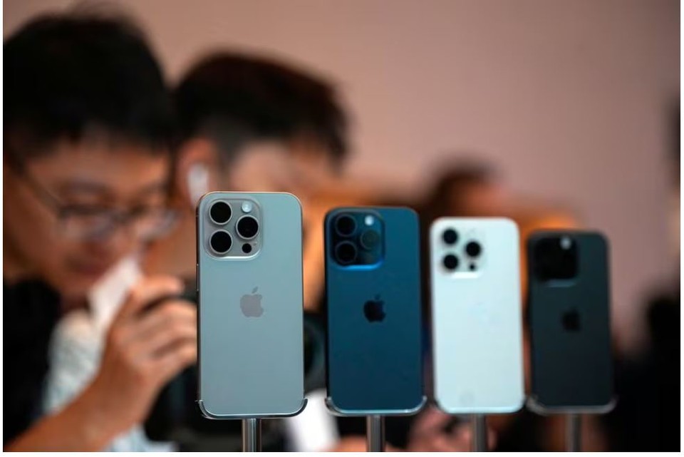   애플은 세계최대의 스마트폰 시장인 중국에서 최신폰인 아이폰15 시리즈를 5% 할인 판매한다고 밝혔다. 하지만 핀둬둬 등 온라인상에서는 최대 16%까지 프로모션 진행중인 것으로 전해졌다. 사진=로이터통신