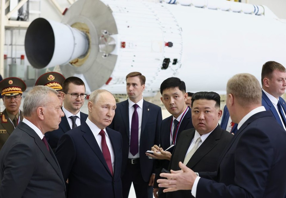 지난해 9월 러시아를 방문해 푸틴 대통령(왼쪽 앞 줄 두 번째)와 군사시설을 둘러보는 김정은 북한 국무위원장(왼쪽 앞 줄 세 번째)[Sputnik 제공]