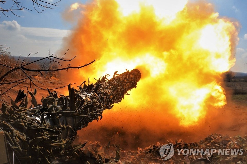 바흐무트 전선에서 러시아군을 포격을 하는 우크라이나 전차[AFP=연합뉴스 자료 사진]