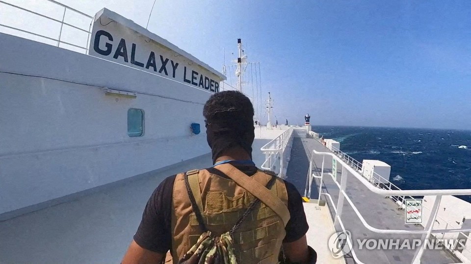 납치한 화물선 위에 서 있는 후티 반군 병사[로이터=연합뉴스 자료 사진]