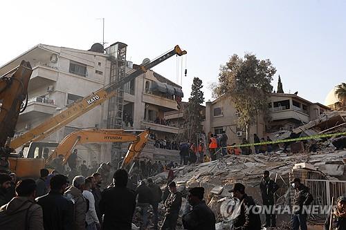 20일(현지시간) 시리아 수도 다마스쿠스에서 미사일 공격을 받은 건물 잔해에서 응급 대원들이 구조 작업을 벌이고 있다[AP=연합뉴스]