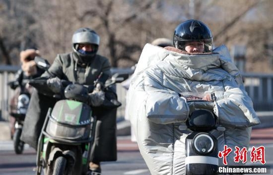 중무장한 베이징 오토바이 운전자들[중국신문망 캡처]
