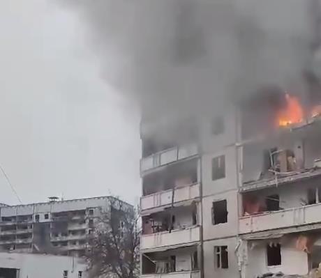 23일(현지시간) 공습에 불타는 하르키우 아파트[안드리 예르마크 우크라이나 대통령 비서실장 제공]