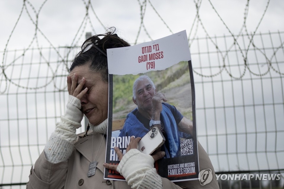 이스라엘-하마스 전쟁 개전 100일 맞아 인질 석방을 요구하는 가족[AP=연합뉴스]