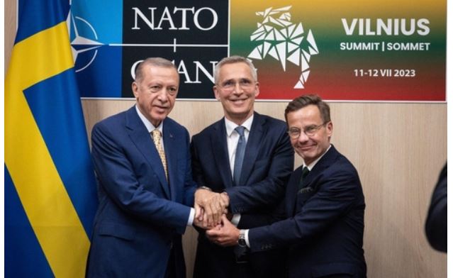   스웨덴의 NATO 가입 추진에 전격 합의한 튀르키예 대통령과 나토 사무총장등이 10일(현지시간) 악수하고 있다. 사진=NATO 트위터