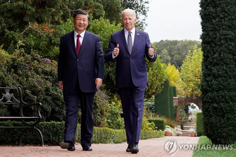 시진핑과 산책하며 엄지 치켜세운 바이든[로이터=연합뉴스 자료 사진]
