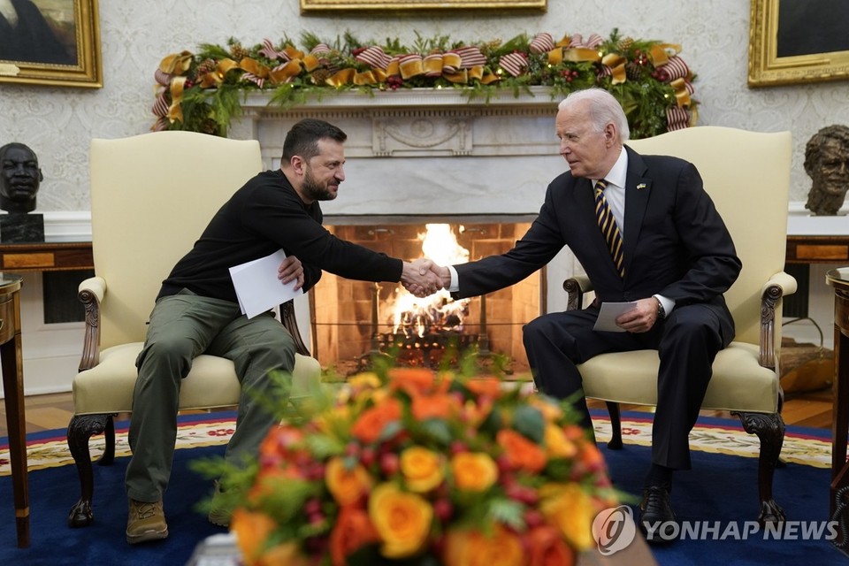 백악관서 만나 악수를 나누는 조 바이든 미국 대통령(오른쪽)과 볼로디미르 젤렌스키 우크라이나 대통령[AP=연합뉴스]