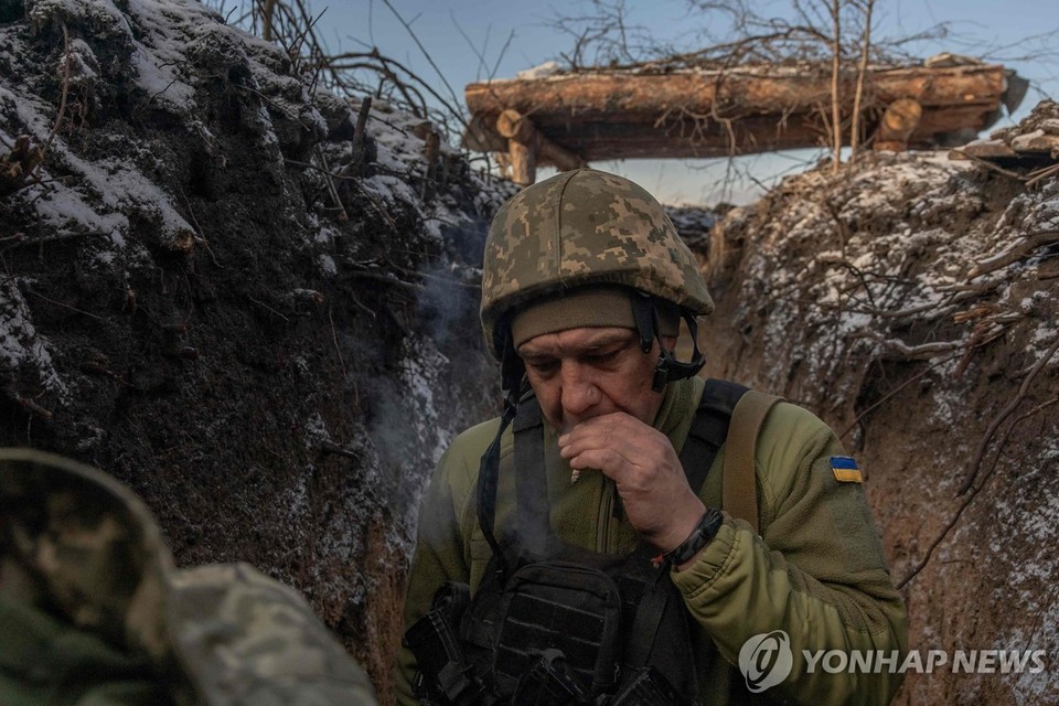 하르키우주 최전선 인근 참호에서 휴식을 취하는 우크라이나군 병사의 모습[AFP=연합뉴스 자료 사진]