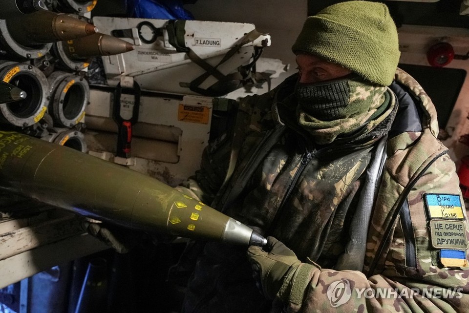 155㎜ 포탄을 옮기는 우크라이나 병사[로이터=연합뉴스 자료 사진]