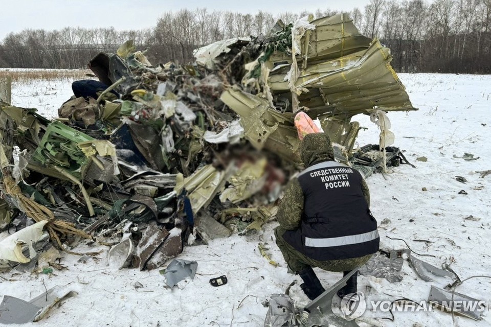 24일(현지시간) 러시아 벨고로드 지역에 추락한 러시아 군 수송기 일류신(IL)-76의 잔해[타스=연합뉴스]