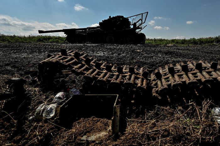 우크라이나 전쟁 와중에 파괴된 러시아 전차[로이터 캡처]