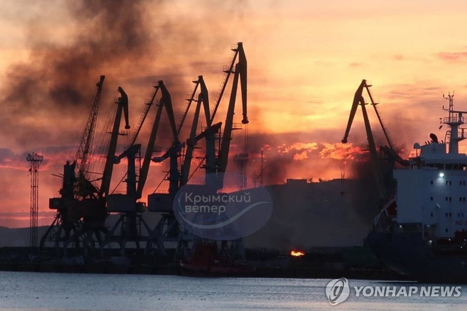 우크라이나 공습을 받은 크림반도의 항구에서 손상된 러시아 함정 위로 연기가 치솟고 있다[AFP=연합뉴스]
