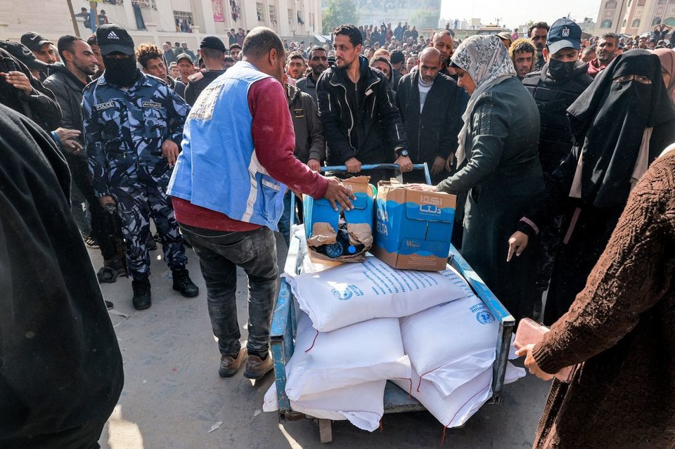 이집트 접경 라파 난민촌에서 팔레스타인 주민들에게 밀가루 등 생필품을 나눠주는 UNRWA[AFP/게티이미지]