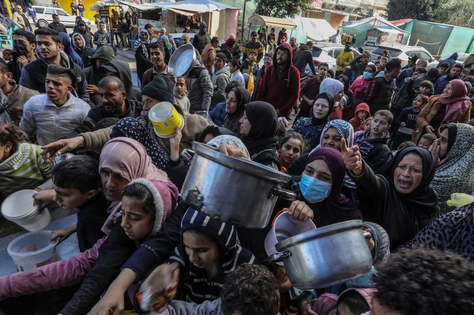 식량배급에 앞서 몰려든 팔레스타인 난민들[WSJ 캡처]