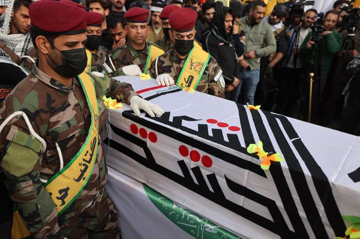 이라크 수도 바그다드에서 열린 친이란 무장단체원들의 장례식 장면. 이들은 미군 공습으로 숨졌다[AFP/게티이미지]