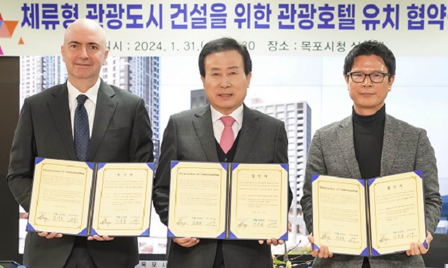 사진은 왼쪽부터 Nicholas Lacey 그랜드하얏트 인천 총지배인, 박홍률 목포시장,  주영태 ㈜파스 사장