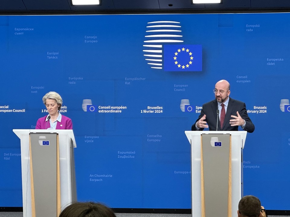 우르줄라 폰데어라이엔 EU 집행위원장(왼쪽)과 샤를 미셸 EU 정상회의 상임의장이 1일(현지시간) 벨기에 브뤼셀에서 EU 특별정상회의 기자회견을 하고 있다[연합뉴스]