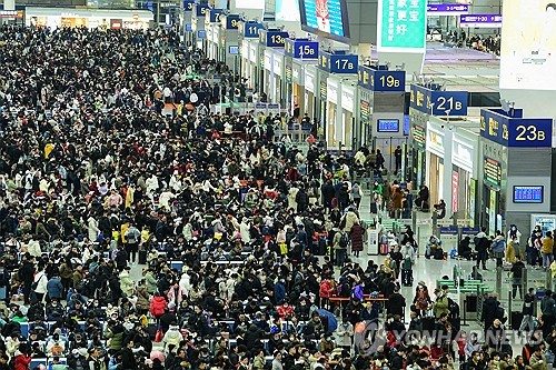 3일 중국 상하이 홍차오역의 귀성 행렬[AFP=연합뉴스]