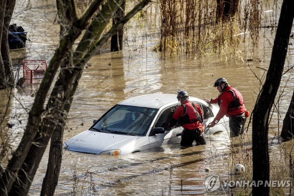 캘리포니아 새너제이에서 4일(현지시간) 구조대가 폭우 속에 침수된 차량을 수색하고 있다[AP=연합뉴스]