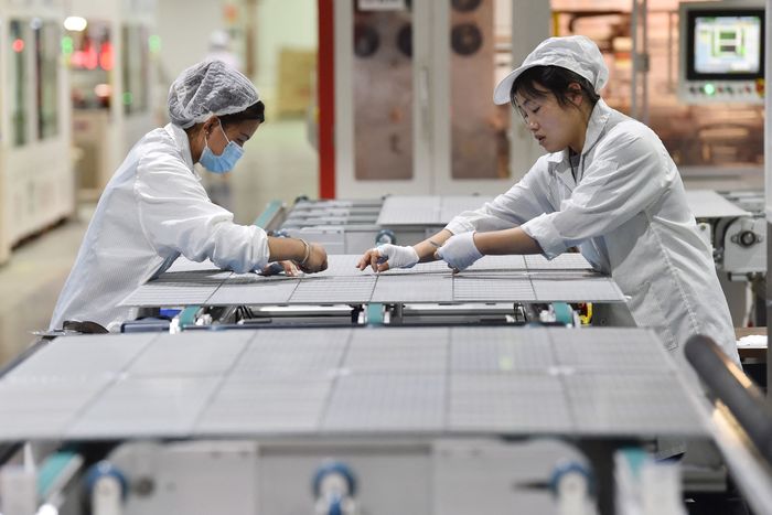 중국 강소성의 태양광 패널 공장 근로자들의 모습[AFP/게티이미지]