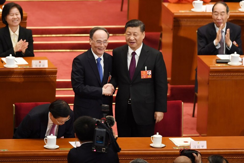 2018년 각각 국가주석과 부주석으로 선출된 시진핑과 왕치산(왼쪽)[AFP/게티이미지 캡처]