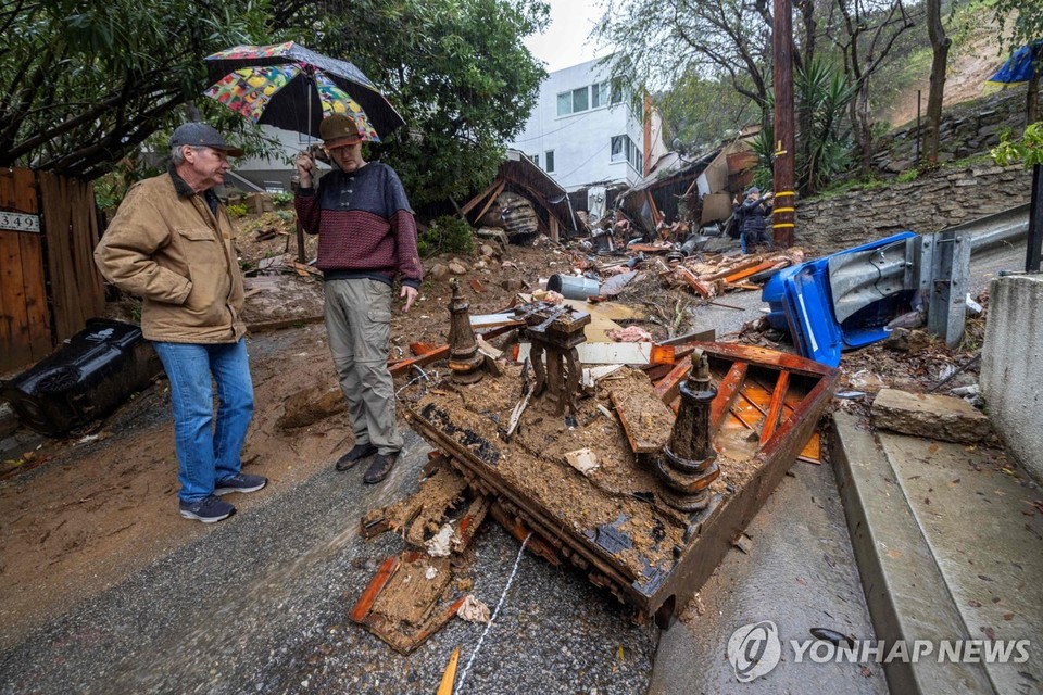 LA에서 폭우와 산사태로 파손된 주택[AFP=연합뉴스]