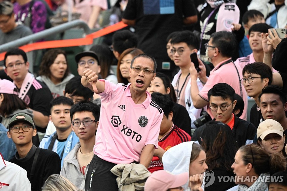 지난 4일 홍콩에서 열린 인터 마이애미와 홍콩 대표팀과의 축구 친선경기에 리오넬 메시가 출전하지 않자 한 팬이 야유를 보내는 모습[AFP=연합뉴스]